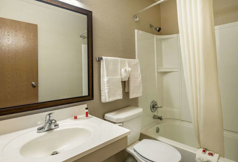 فندق على الطريق Super 8 By Wyndham Clinton