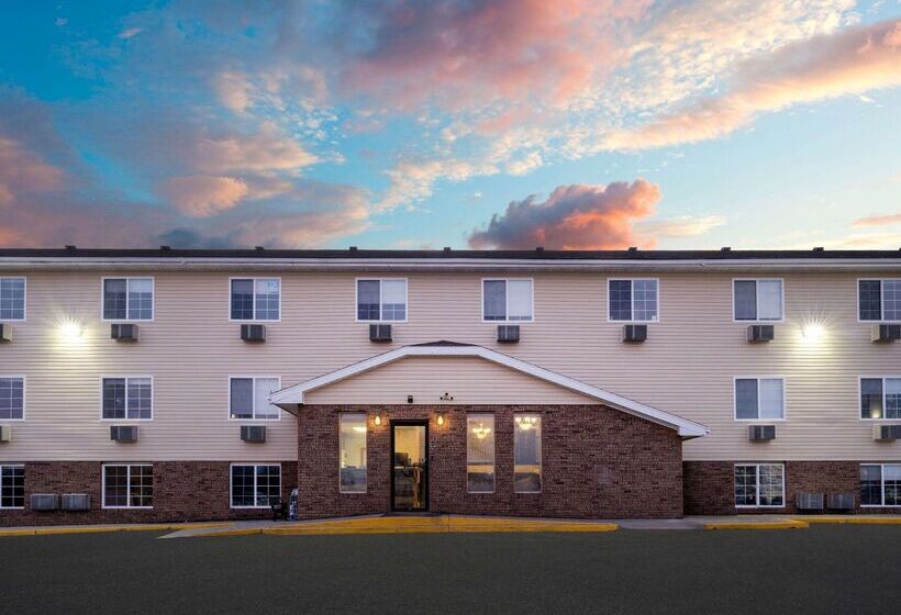 فندق على الطريق Super 8 By Wyndham Clinton