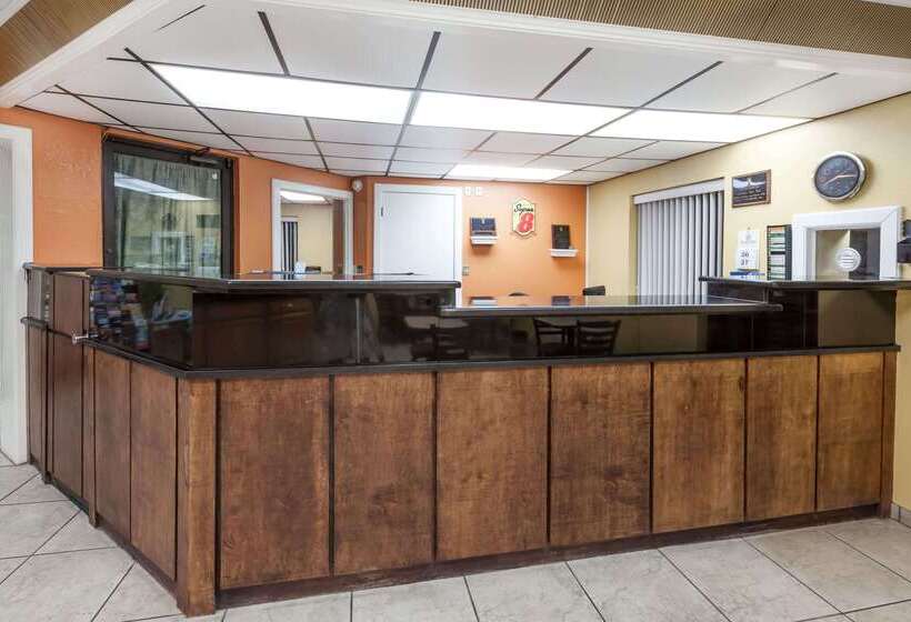 فندق على الطريق Super 8 By Wyndham Clinton