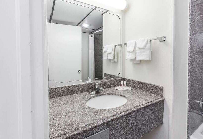 فندق على الطريق Super 8 By Wyndham Clinton