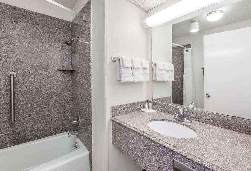 فندق على الطريق Super 8 By Wyndham Clinton