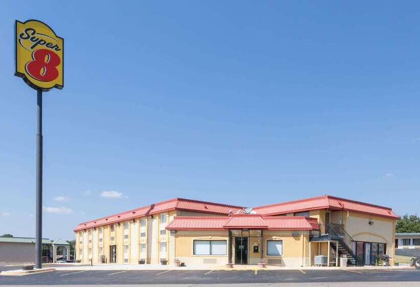 فندق على الطريق Super 8 By Wyndham Clinton