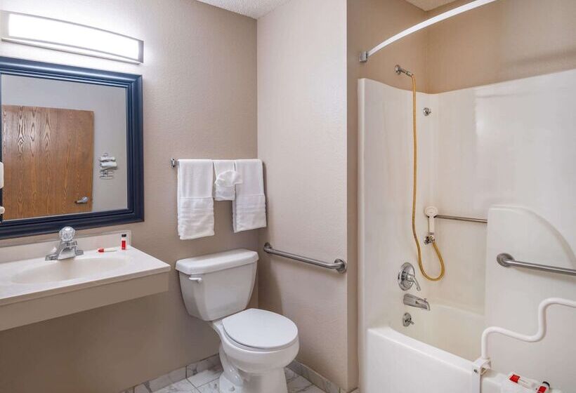 فندق على الطريق Super 8 By Wyndham Clinton