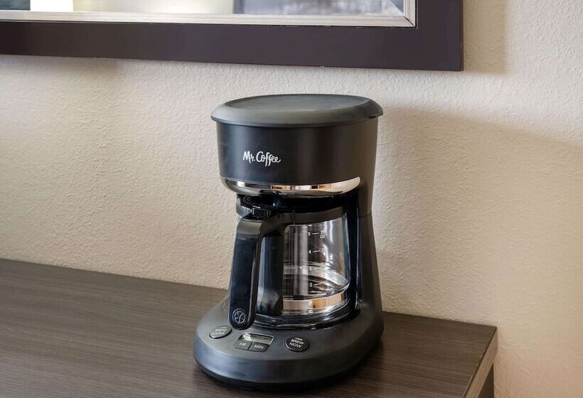 فندق على الطريق Super 8 By Wyndham Clinton