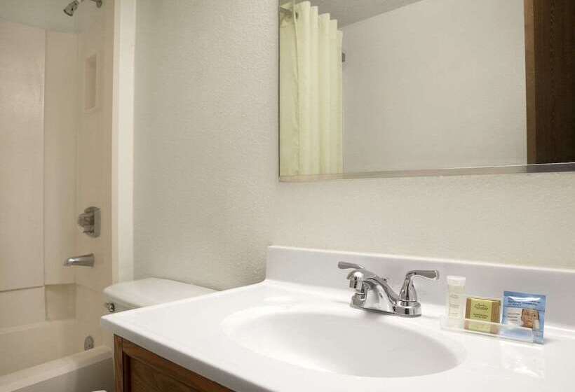 فندق على الطريق Super 8 By Wyndham Council Bluffs Ia Omaha Ne Area