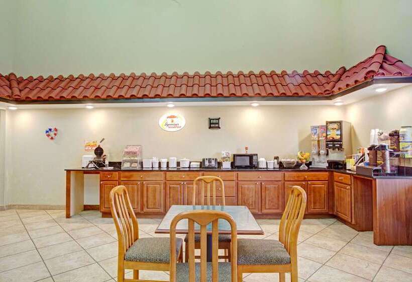 فندق على الطريق Super 8 By Wyndham Forrest City Ar