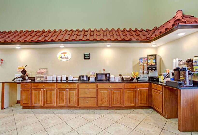 فندق على الطريق Super 8 By Wyndham Forrest City Ar