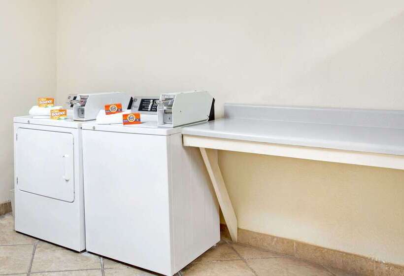 فندق على الطريق Super 8 By Wyndham Forrest City Ar