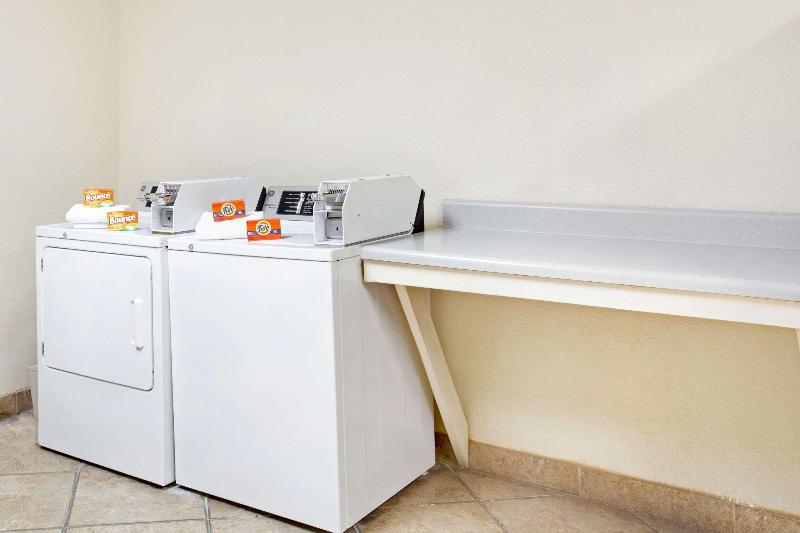 فندق على الطريق Super 8 By Wyndham Forrest City Ar