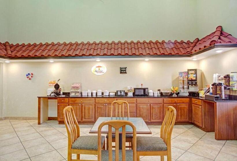 فندق على الطريق Super 8 By Wyndham Forrest City Ar