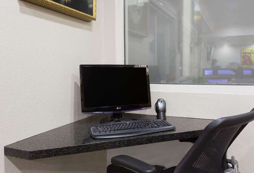 فندق على الطريق Super 8 By Wyndham Fortuna