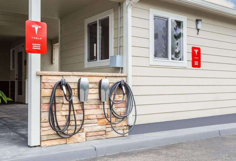 모텔 Super 8 By Wyndham Fortuna