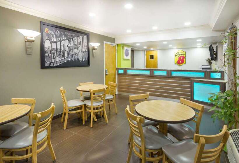 فندق على الطريق Super 8 By Wyndham Fortuna