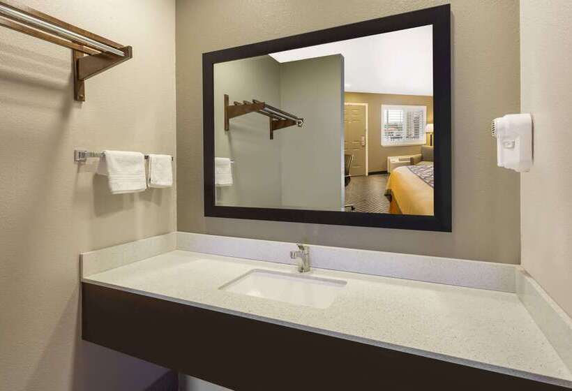 فندق على الطريق Super 8 By Wyndham Fortuna