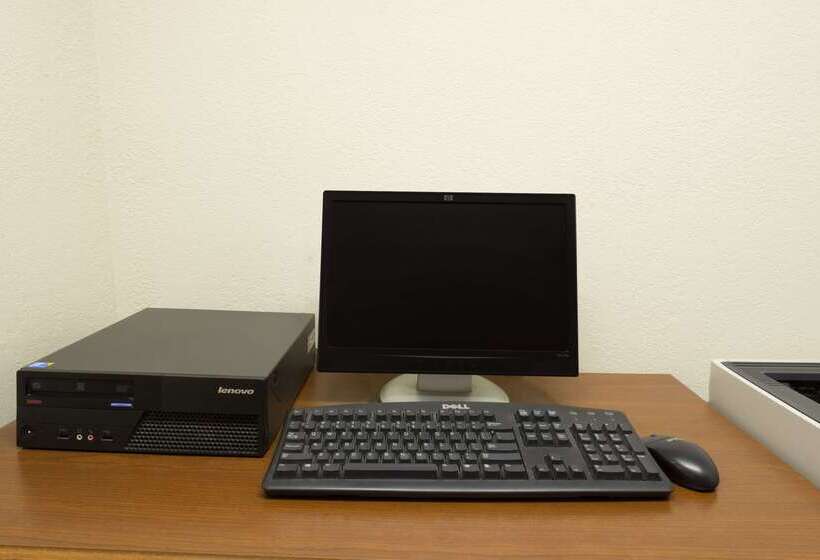 مُتل Super 8 By Wyndham Greenfield