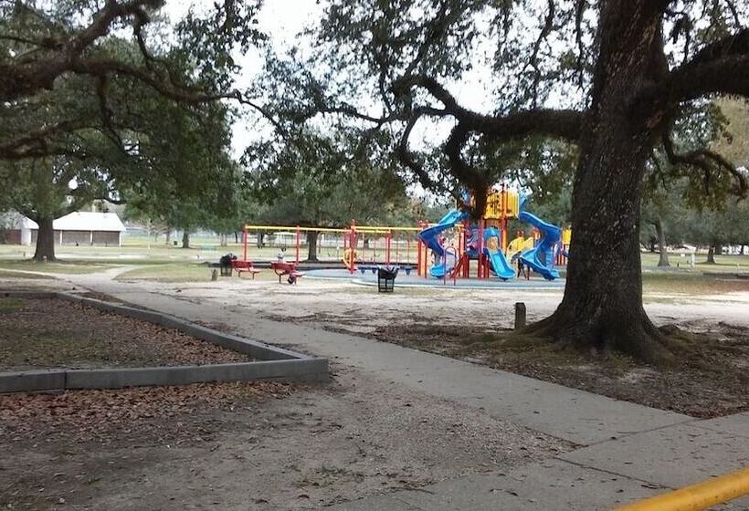 汽车旅馆  Super 8 By Wyndham Hammond