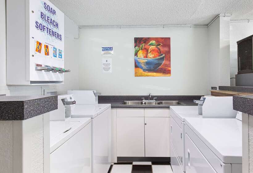 فندق على الطريق Super 8 By Wyndham Johnson City