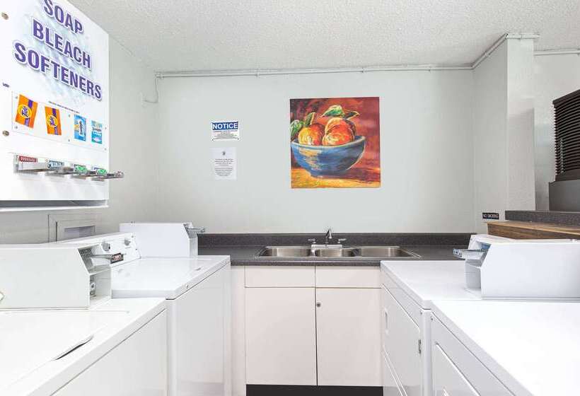 فندق على الطريق Super 8 By Wyndham Johnson City