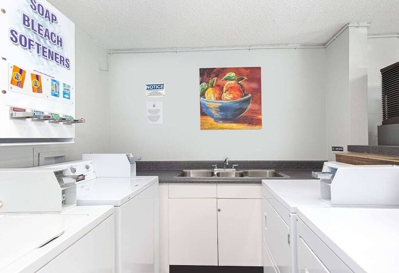 فندق على الطريق Super 8 By Wyndham Johnson City