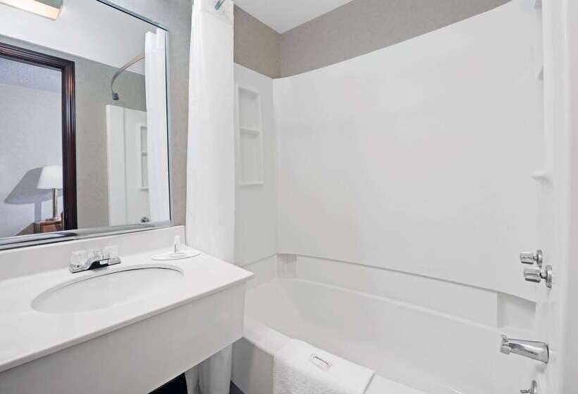 汽车旅馆 Super 8 By Wyndham Kenmore/buffalo/niagara Falls Area