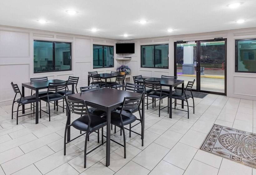 Мотель Super 8 By Wyndham League City Kemah Area