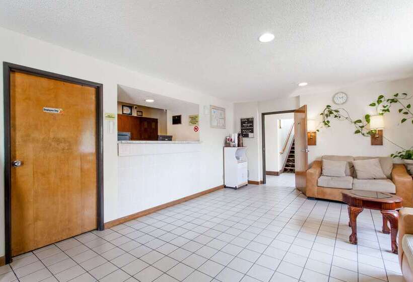 فندق على الطريق Super 8 By Wyndham Lewiston Auburn Area