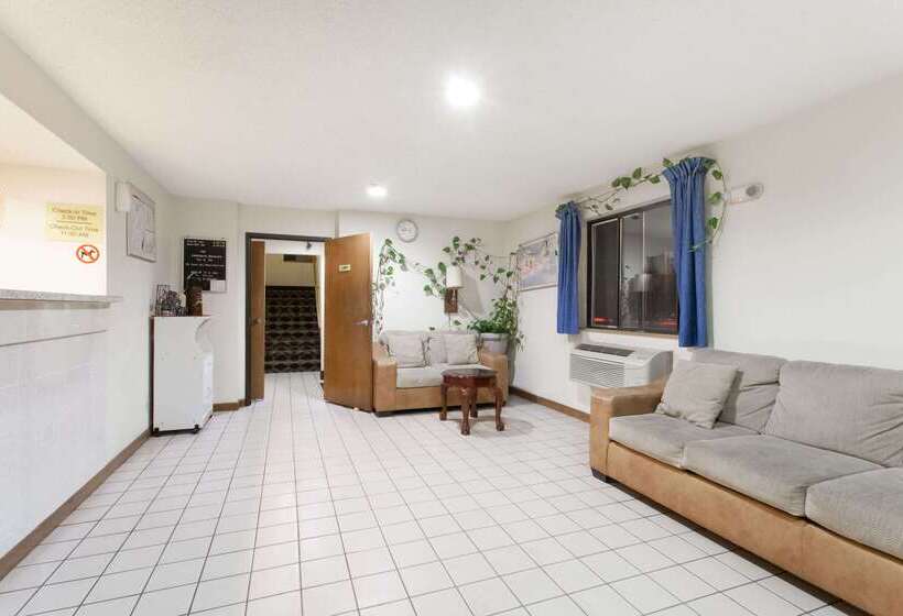 فندق على الطريق Super 8 By Wyndham Lewiston Auburn Area