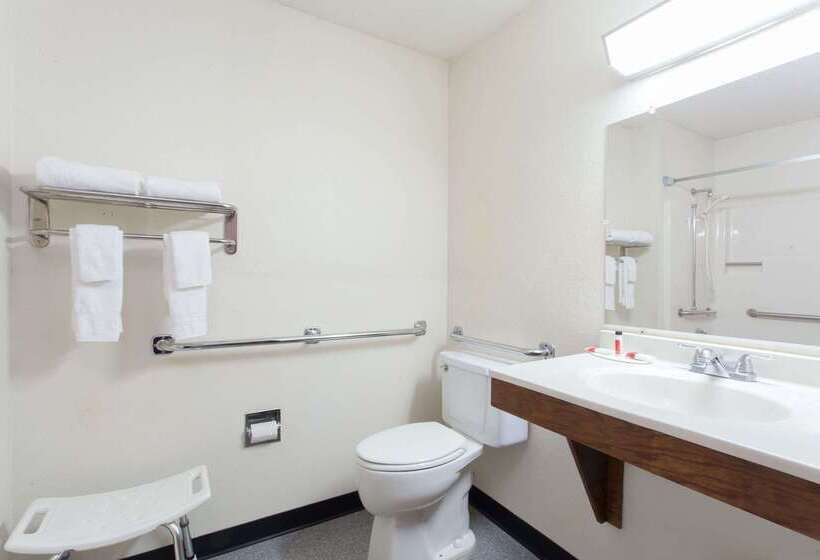 فندق على الطريق Super 8 By Wyndham Lewiston Auburn Area