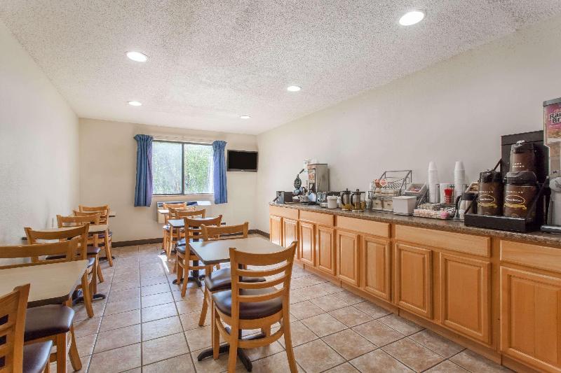 فندق على الطريق Super 8 By Wyndham Lewiston Auburn Area