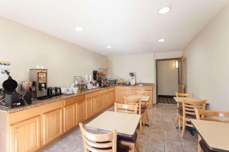 فندق على الطريق Super 8 By Wyndham Lewiston Auburn Area