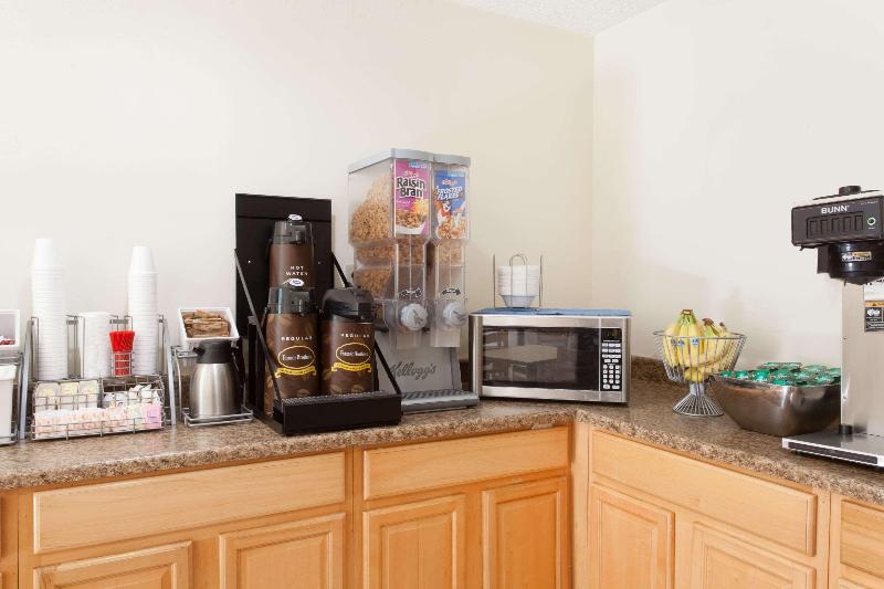 فندق على الطريق Super 8 By Wyndham Lewiston Auburn Area
