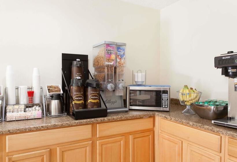 فندق على الطريق Super 8 By Wyndham Lewiston Auburn Area