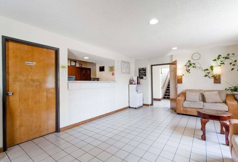 فندق على الطريق Super 8 By Wyndham Lewiston Auburn Area