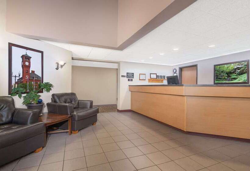 فندق على الطريق Super 8 By Wyndham Menomonie Wi