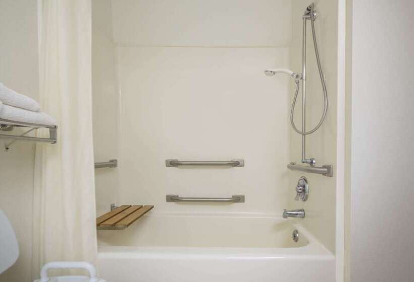 فندق على الطريق Super 8 By Wyndham Menomonie Wi