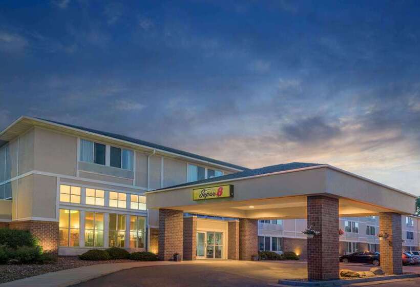 فندق على الطريق Super 8 By Wyndham Menomonie Wi