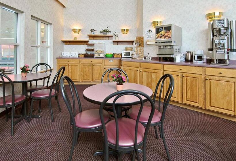 فندق على الطريق Super 8 By Wyndham Menomonie Wi