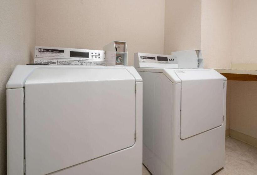 فندق على الطريق Super 8 By Wyndham Menomonie Wi