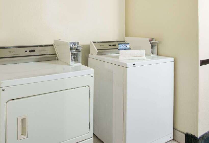 فندق على الطريق Super 8 By Wyndham New Castle