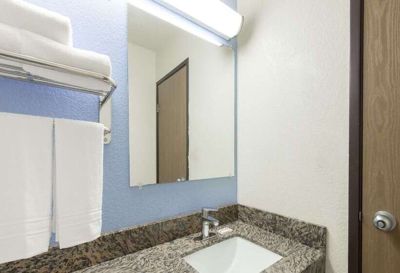 فندق على الطريق Super 8 By Wyndham New Castle