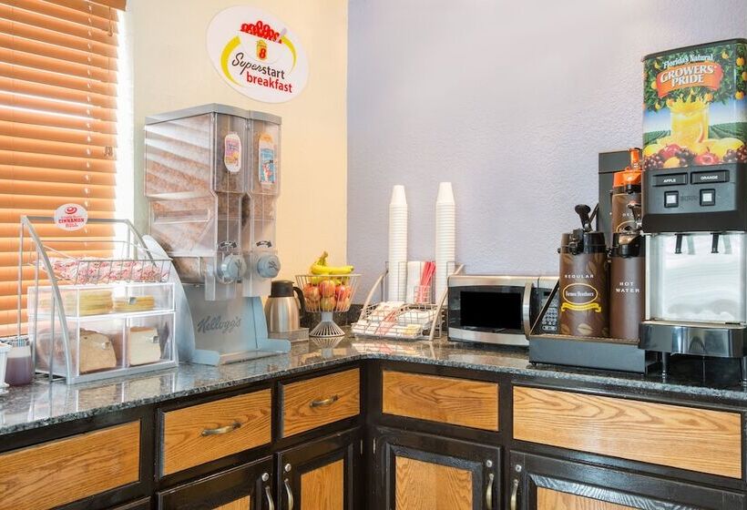 فندق على الطريق Super 8 By Wyndham New Castle