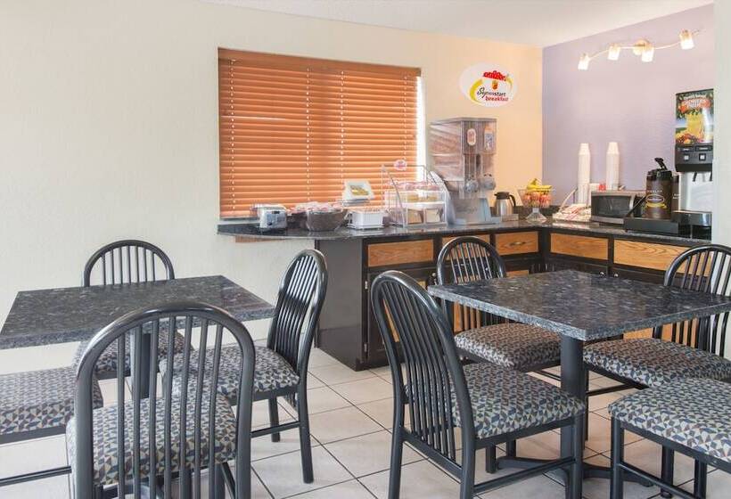 فندق على الطريق Super 8 By Wyndham New Castle