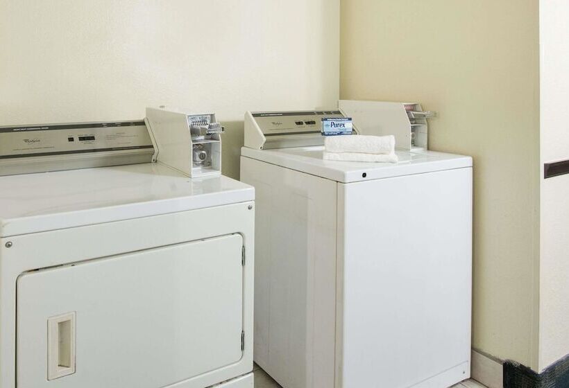 فندق على الطريق Super 8 By Wyndham New Castle