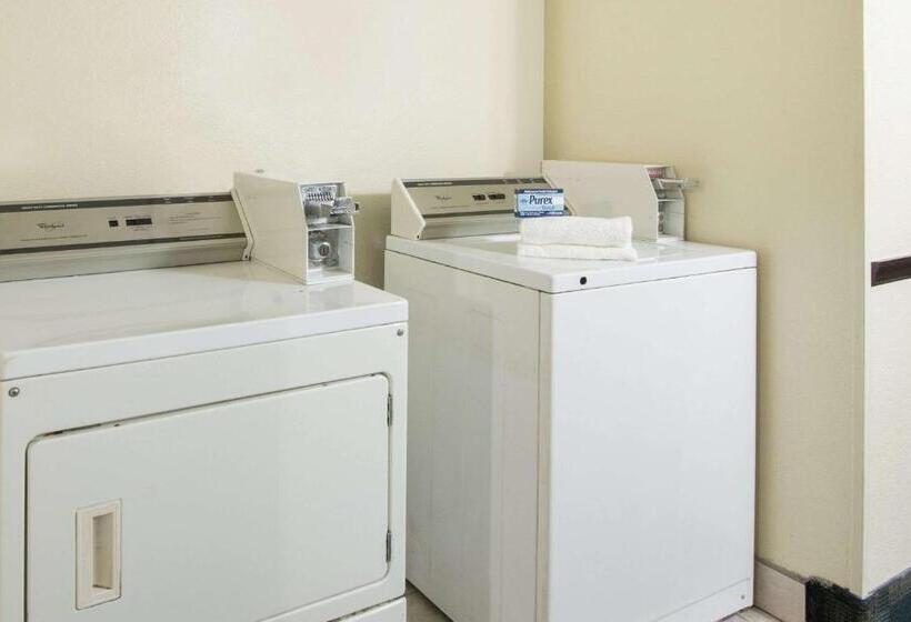 فندق على الطريق Super 8 By Wyndham New Castle