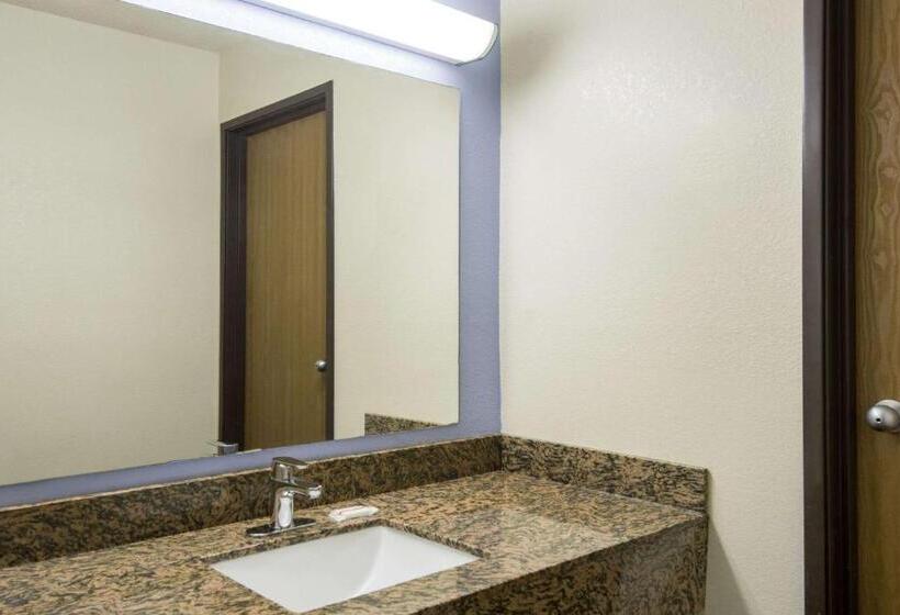 فندق على الطريق Super 8 By Wyndham New Castle