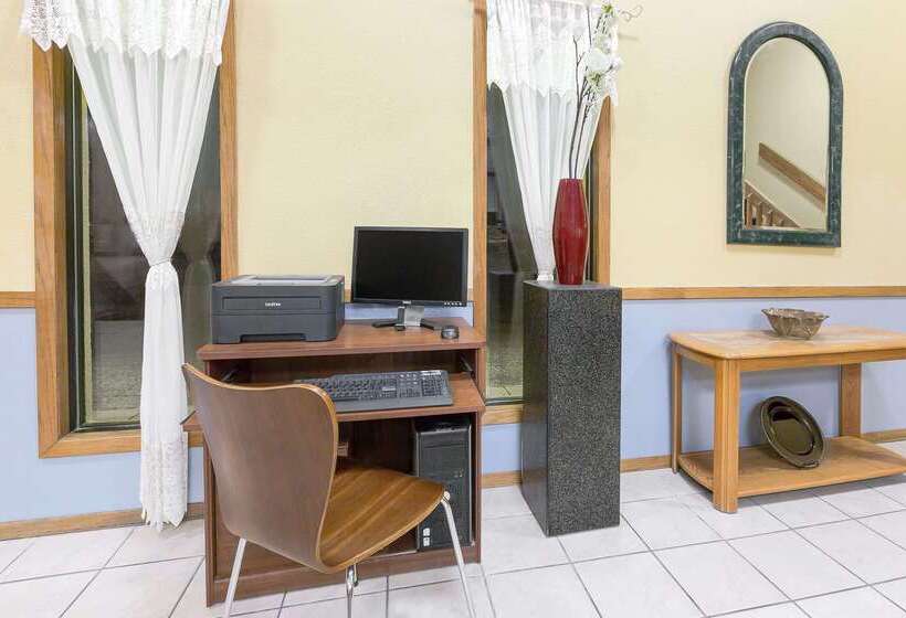فندق على الطريق Super 8 By Wyndham Norfolk