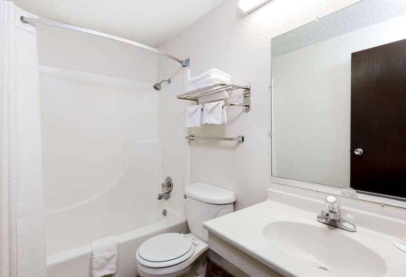 فندق على الطريق Super 8 By Wyndham Norfolk