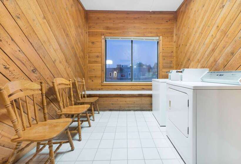 فندق على الطريق Super 8 By Wyndham Ottumwa