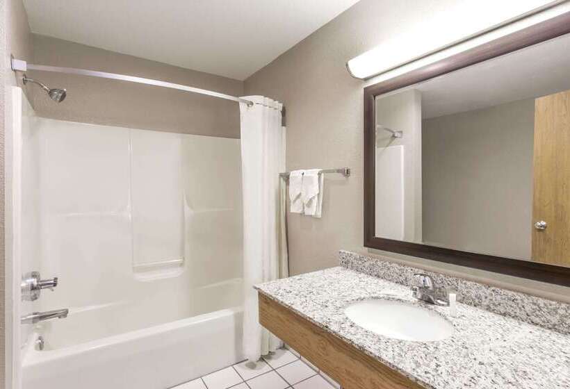 מוטל Super 8 By Wyndham Plymouth