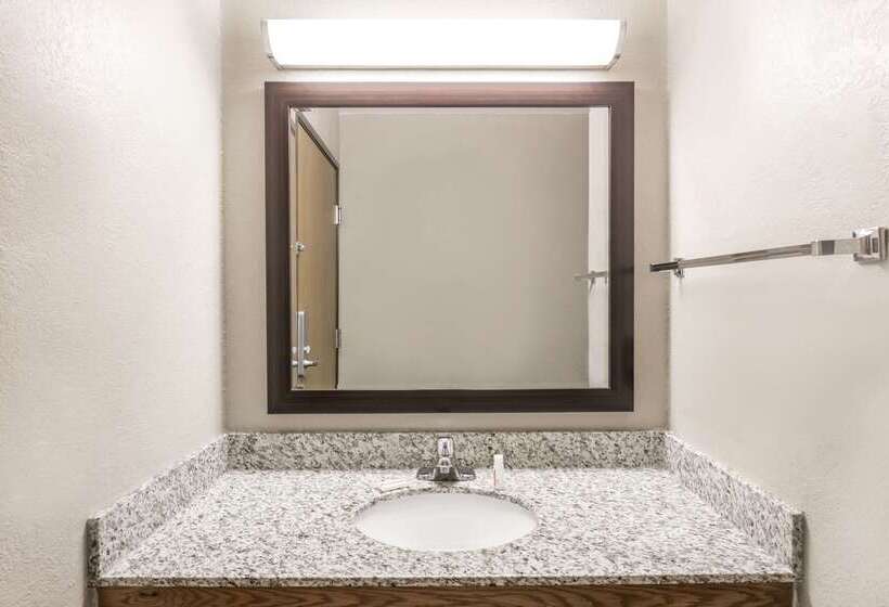 מוטל Super 8 By Wyndham Plymouth